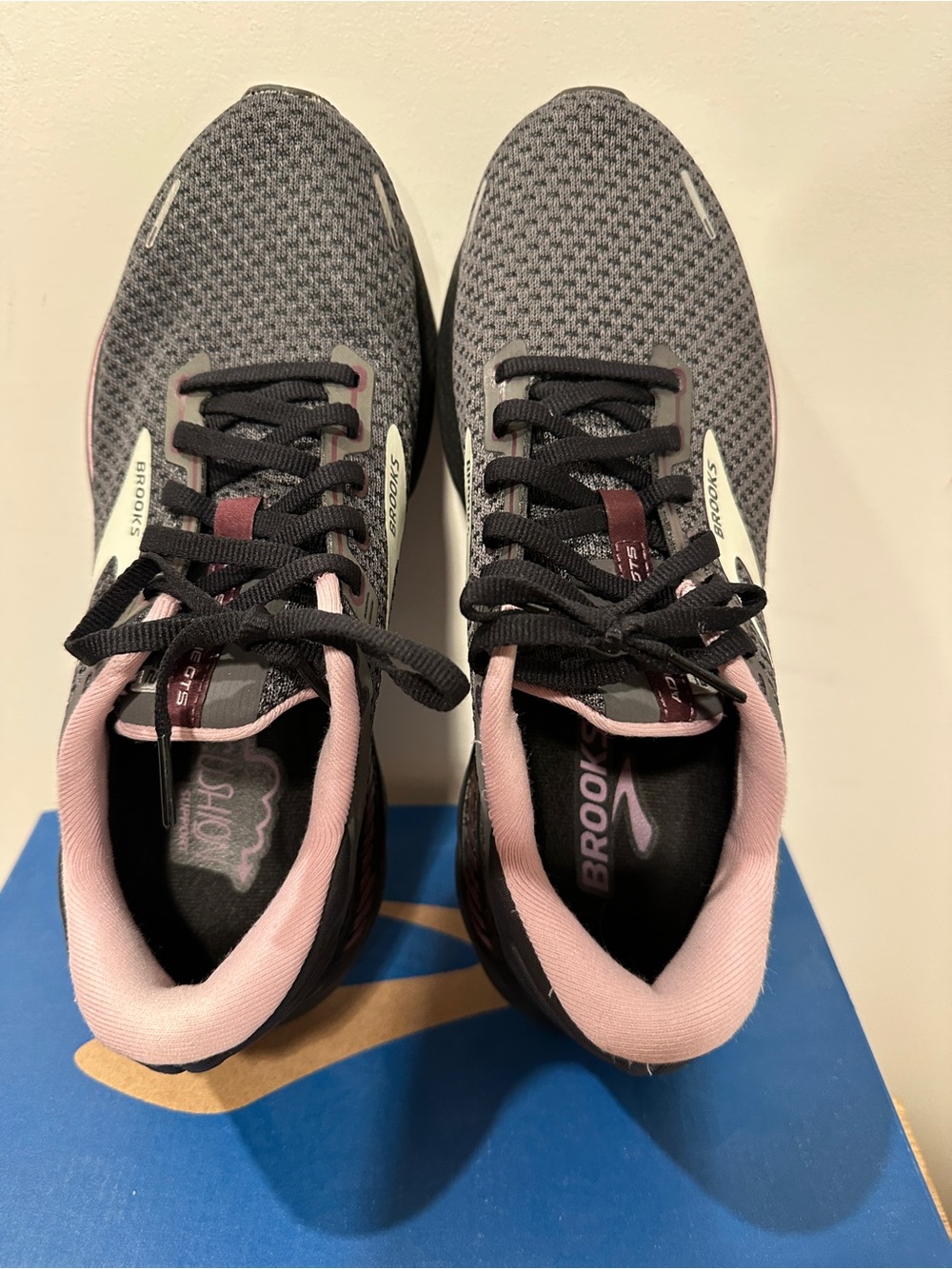 Brooks Women's Adrenaline GTS 22- Black with Pink - 9.5 - Picture 5 of 16
